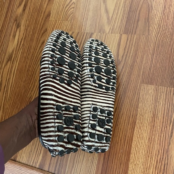 TORY BURCH Brown Ivory Zebra Stripe Loafer Moccasin Flats Gold Logo - US… - Picture 4 of 9